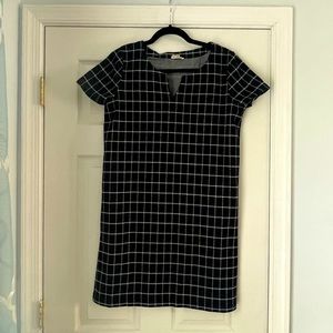 Jane and Delancey Charcoal & white  plaid dress. Short sleeve. V-neck. Sz Med.